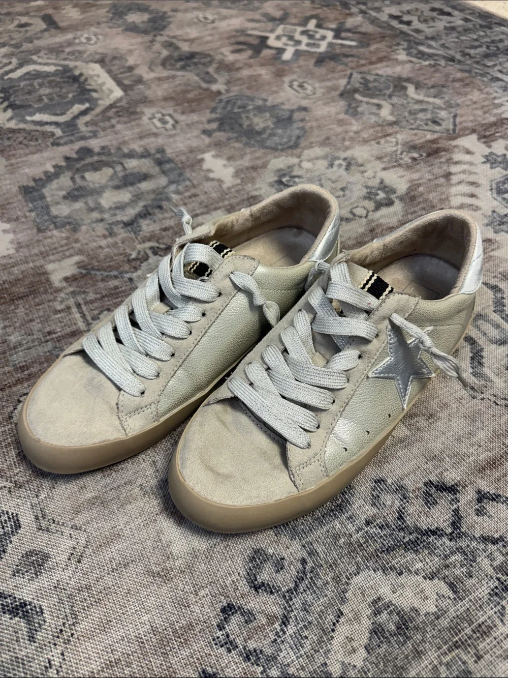 ShuShop Low-Top Paula Sneakers in Light Gray with Silver Star